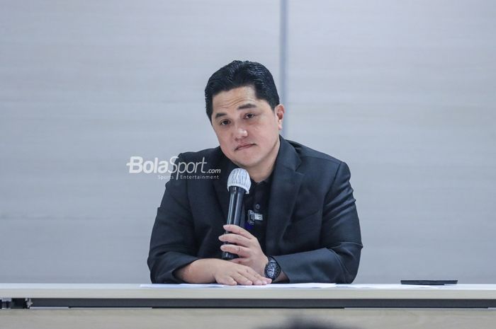 Ketua Umum PSSI, Erick Thohir, sedang memberikan keterangan kepada awak media di Menara Danareksa, Gambir, Jakarta Pusat, Selasa (25/7/2023).