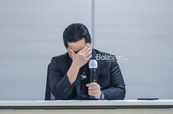 Ketua Umum PSSI, Erick Thohir, sempat menundukkan kepala saat menghadiri sesi jumpa pers di Menara Danareksa, Gambir, Jakarta Pusat, Selasa (25/7/2023).