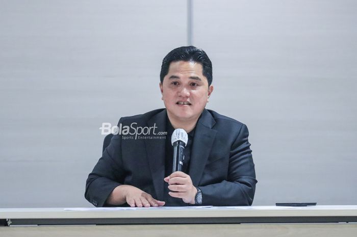 Ketua Umum PSSI, Erick Thohir, sedang memberikan keterangan kepada awak media di Menara Danareksa, Gambir, Jakarta Pusat, Selasa (25/7/2023).