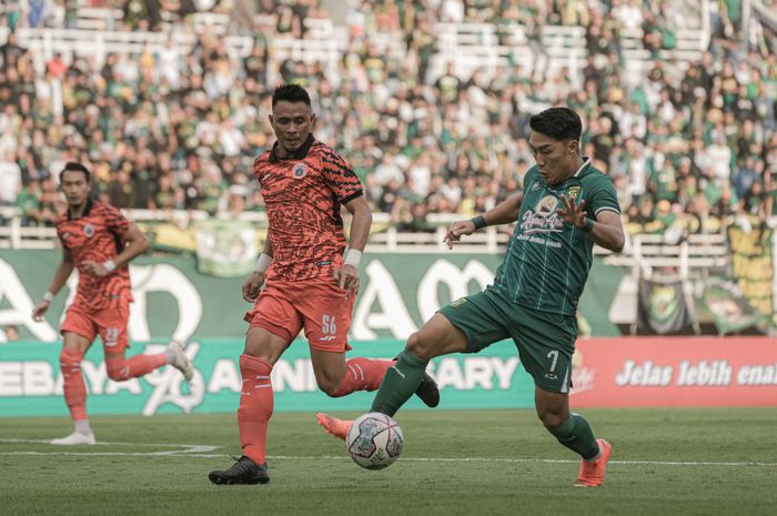 Gelandang Timnas Singapura dan Persebaya Surabaya, Song Ui-Young, pada laga pramusim melawan Persija Jakarta.