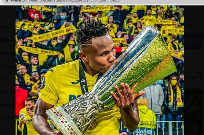 Samuel Chukwueze mencium trofi Liga Europa 2020-2021 bersama Villarreal. Chukwueze gabung AC Milan di bursa transfer musim panas 2023.