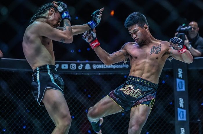 Atlet ONE Championship, Rodtang Jitmuangnon (kanan), punya keinginan sederhana pada hari ulang tahunnya yang ke-26, 23 Juli 2023.