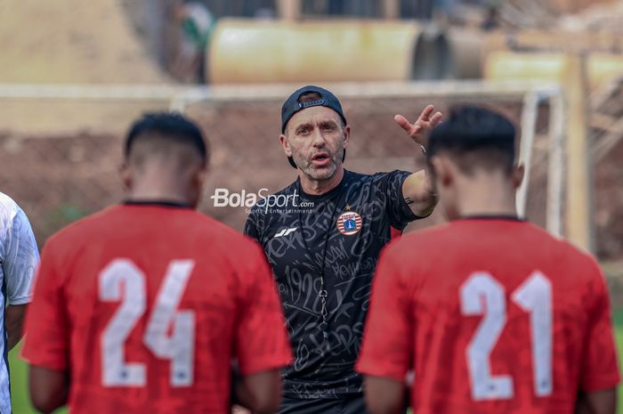 Pelatih Persija Jakarta, Thomas Doll, yang mengaku kecewa dengan keputusan Muhammad Ferarri untuk mengikuti pendidikan kepolisian di tengah kompetisi yang bergulir. Hal ini diungkapkan di Lapangan Nirwana Park, Sawangan, Jawa Barat, Rabu (26/7/2023).