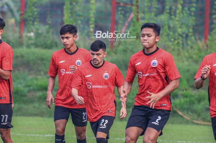 Alfriyanto Nico (kiri), Oliver Bias (tengah), dan Ilham Rio Fahmi (kanan) sedang mengikuti sesi latihan Persija Jakarta di Lapangan Nirwana Park, Sawangan, Jawa Barat, Rabu (26/7/2023).