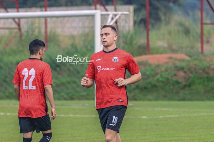 Pemain asing Persija Jakarta, Maciej Gajos, sedang mengikuti sesi latihan di Lapangan Nirwana Park, Sawangan, Jawa Barat, Rabu (26/7/2023).