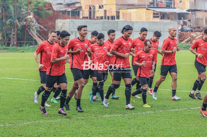 Maciej Gajos, Ilham Rio Fahmi, Dony Tri Pamungkas, Oliver Bias, Akbar Arjunsyah l, Rizky Ridho, Riko Simanjuntak, hingga Dandi Maulana dalam sesi latihan Persija di Lapangan Nirwana Park, Sawangan, Jawa Barat, Rabu (26/7/2023).