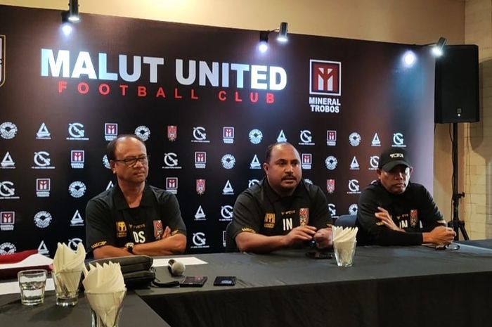 Dari kini ke kanan: Dirk Soplanit, Direktur Utama PT Malut Maju Sejahtera; pelatih Imran Nahumarury; dan Willhem Dominggus Nanlohy, COO klub; dalam jumpa pers Malut United FC di Jakarta, Selasa (25/7/2023).