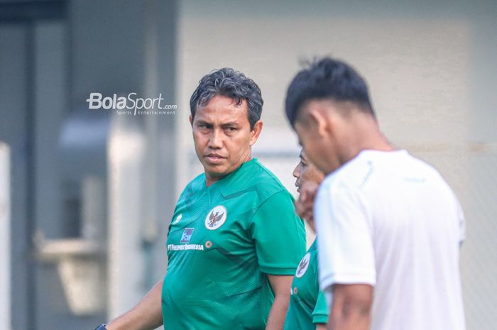 Pelatih timnas U-17 Indonesia, Bima Sakti, sedang memantau para pemainnya saat berlatih di Lapangan A, Senayan, Jakarta, Kamis (27/7/2023).