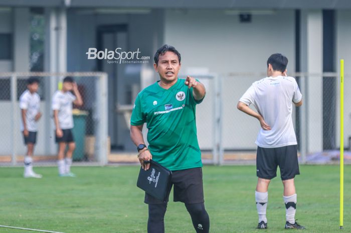 Pelatih timnas U-17 Indonesia, Bima Sakti, sedang memberikan intruksi kepada para pemainnya saat berlatih di Lapangan A, Senayan, Jakarta, Kamis (27/7/2023).