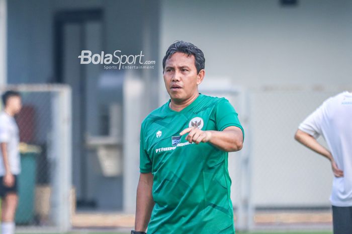 Pelatih timnas U-17 Indonesia, Bima Sakti, sedang memberikan intruksi kepada para pemainnya saat berlatih di Lapangan A, Senayan, Jakarta, Kamis (27/7/2023).