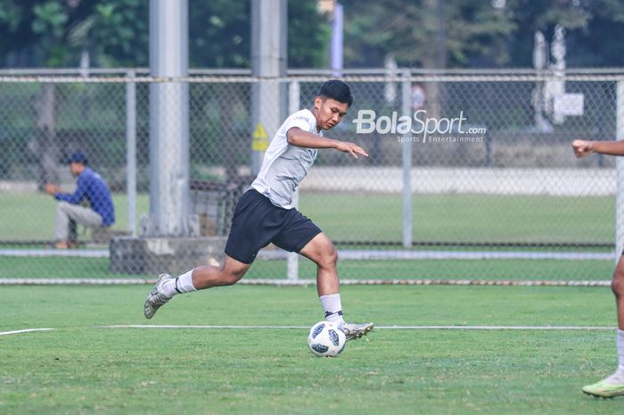 Nabil Asyura sedang menguasai bola saat berlatih bersama timnas U-17 Indonesia di Lapangan A, Senayan, Jakarta, Kamis (27/7/2023).