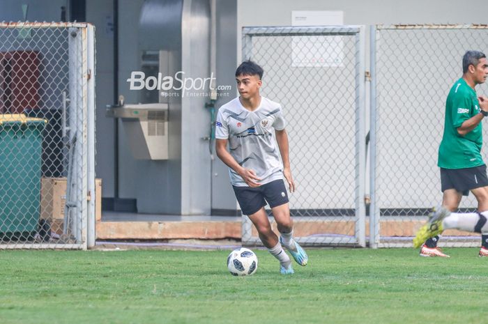 Pemain diaspora atau pemain keturunan Indonesia, Aaron Suitela, sedang menguasai bola saat berlatih bersama timnas U-17 Indonesia di Lapangan A, Senayan, Jakarta, Kamis (27/7/2023).