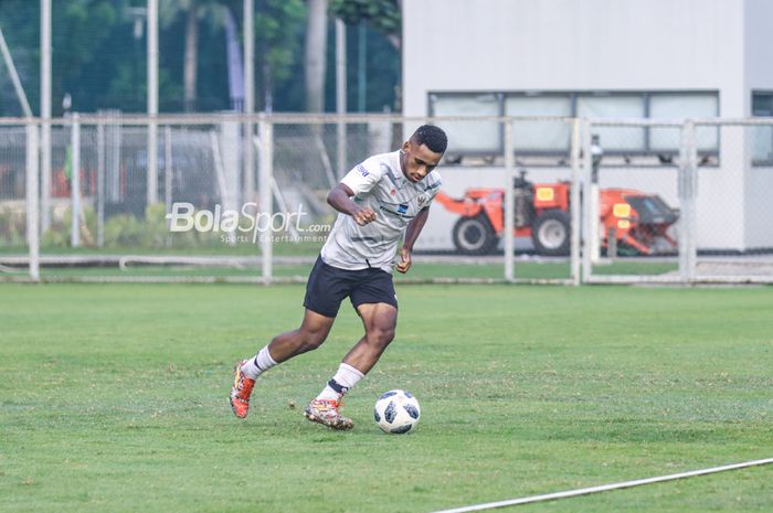 Muhammad Iqbal Gwijangge sedang menguasai bola saat berlatih bersama timnas U-17 Indonesia di Lapangan A, Senayan, Jakarta, Kamis (27/7/2023).