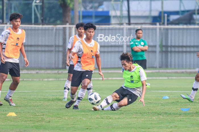 Suasana latihan timnas U-17 Indonesia di Lapangan A, Senayan, Jakarta, Kamis (27/7/2023).