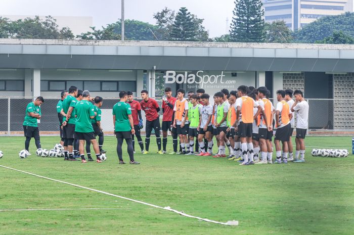 Skuad timnas U-17 Indonesia (skuat timnas U-17 Indonesia) sedang briefing di Lapangan A, Senayan, Jakarta, Kamis (27/7/2023).