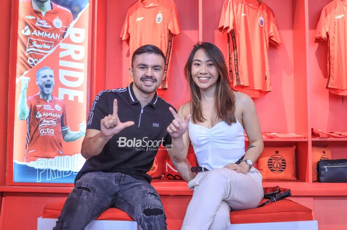 Pemain asing baru Persija Jakarta, Oliver Bias (kiri), sedang berfoto bersama dengan sang kekasih bernama Kaye Lavin (kanan) di Persija Store, Kuningan, Jakarta, Kamis (27/7/2023).