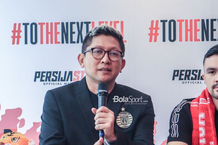 Presiden Persija Jakarta, Mohamad Prapanca, sedang memberikan keterangan kepada awak media di Persija Store, Kuningan, Jakarta, Kamis (27/7/2023).