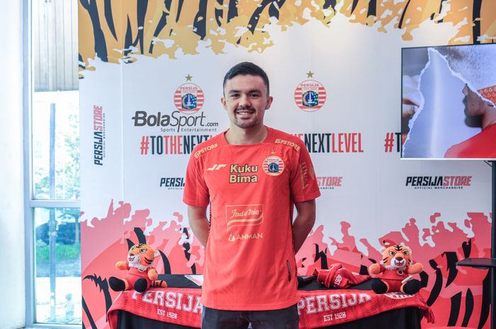 Pemain asing baru Persija Jakarta, Oliver Bias, sedang berfoto dalam peresmiannya di Persija Store, Kuningan, Jakarta, Kamis (27/7/2023).