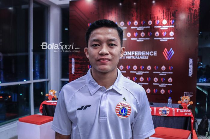 Pemain Persija Jakarta, Ilham Rio Fahmi, saat hadir dalam sesi jumpa pers di Persija Store, Kuningan, Jakarta, Kamis (27/7/2023).