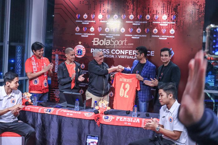 Suasana jumpa pers kerja sama Persija Jakarta dengan Virtualness di Persija Store, Kuningan, Jakarta, Kamis (27/7/2023).