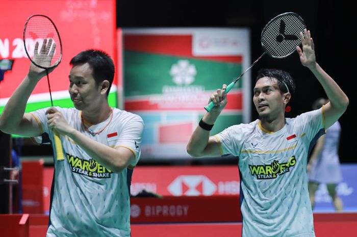 Pasangan ganda putra Indonesia, Mohammad Ahsan/Hendra Setiawan, bereaksi setelah memenangi laga babak kedua Japan Open 2023 di Yoyogi National Gymnasium, Kamis (27/7/2023).