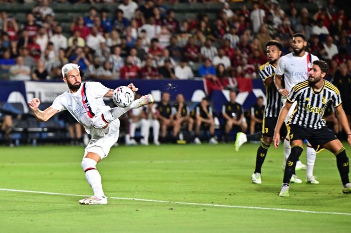 Penyerang AC Milan, Olivier Giroud, mencetak gol kedua timnya selama pertandingan sepak bola persahabatan pramusim antara Juventus FC dan AC Milan di Dignity Health Sports Park di Carson, California, pada 27 Juli 2023. 