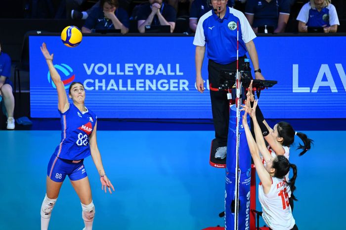 Opposite tim nasional bola voli putri Prancis, Amelie Rotar (kiri), berusaha melewati blok pemain Vietnam pada perempat final FIVB Challenger Cup 2023 di Espace Mayenne, Laval, Prancis, 27 Juli 2023