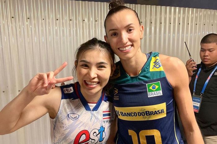 Setter timnas voli putri Thailand, Soraya Phomla (kiri) saat bermain pada VNL 2023