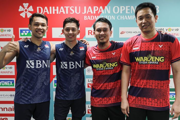 Ganda putra Indonesia, Fajar Alfian/Muhammad Rian Ardianto (biru) dan Mohammad Ahsan/Hendra Setiawan (Merah) usai tampil pada perempat final Japan Open 2023, Jumat (28/7/2023)