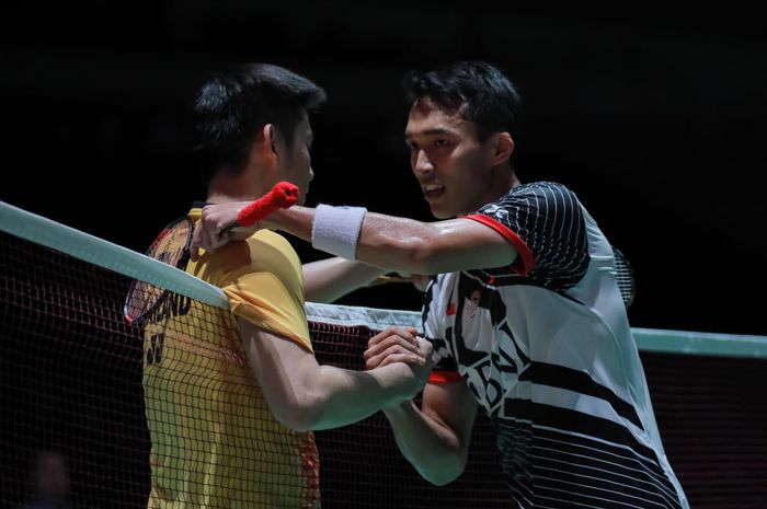 Tunggal putra Thailand Kunlavut Vitidsarn (kiri) bersamalan dengan wakil Indonesia Jonatan Christie (kanan) usai perempat final Japan Open 2023