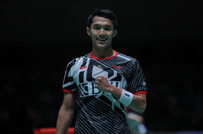 Tunggal putra Indonesia, Jonatan Christie berpose usai memastikan tiket semifinal Japan Open 2023, Jumat (28/7/2023)