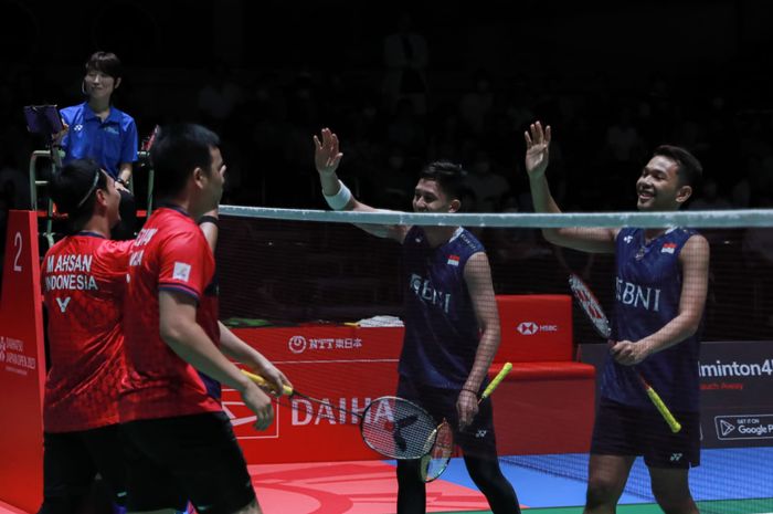 Fajar Alfian/Muhammad Rian Ardianto bersalaman dengan Mohammad Ahsan/Hendra Setiawan usai menangi duel derbi ganda putra Indonesia pada perempat final Japan Open 2023 di Yoyogi 1st Gymnasium, Tokyo, Jepang, Jumat (28/7/2023)