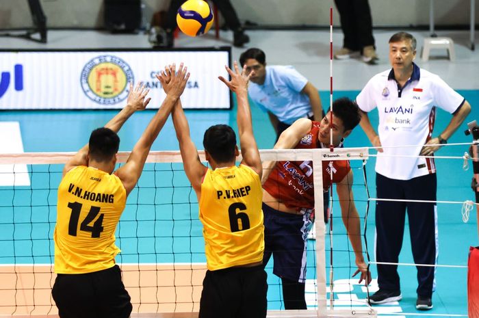 Opposite tim voli putra Indonesia, Dimas Saputra saat melancarkan spike keras ke arah tim voli putra Vietnam pada laga perdana SEA V League 2023 putaran dua yang digelar di Santa Rosa Multi-purpose Complex, Laguna, Filipina, Jumat (28/7/2023)