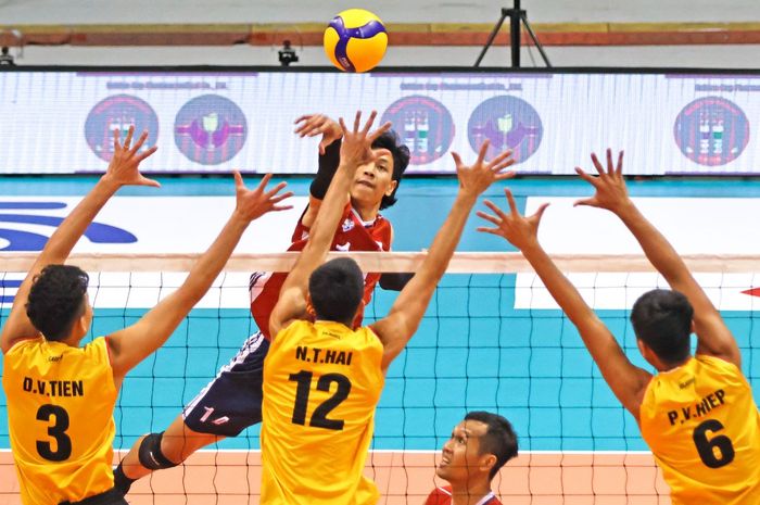 Outside Hitter tim voli putra Indonesia, Farhan Halim melancarkan spike ke arah pertahanan Vietnam, pada laga perdana SEA V League 2023 putaran dua yang digelar di Santa Rosa Multi-purpose Complex, Laguna, Filipina, Jumat (28/7/2023)