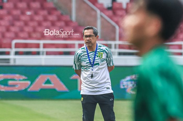 Pelatih Persebaya Surabaya, Aji Santoso (kiri), sedang memantau para pemainnya berlatih di Stadion Utama Gelora Bung Karno, Senayan, Jakarta, Sabtu (29/7/2023).