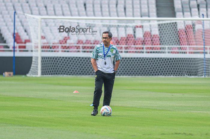 Pelatih Persebaya Surabaya, Aji Santoso, sedang memantau para pemainnya berlatih di Stadion Utama Gelora Bung Karno, Senayan, Jakarta, Sabtu (29/7/2023).