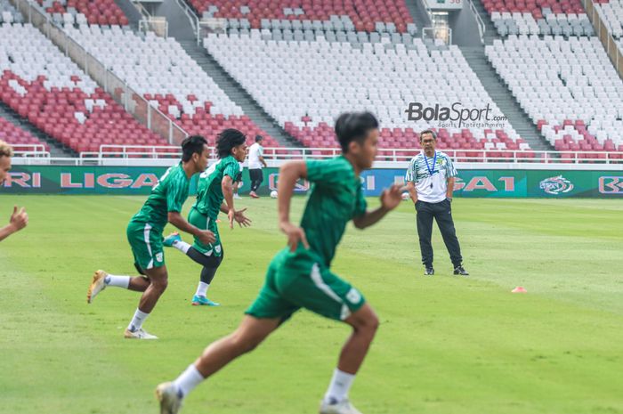 Pelatih Persebaya Surabaya, Aji Santoso (kanan), sedang memantau para pemainnya berlatih di Stadion Utama Gelora Bung Karno, Senayan, Jakarta, Sabtu (29/7/2023).