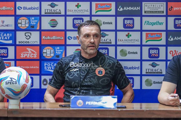 Pelatih Persija Jakarta, Thomas Doll, saat hadir dalam sesi jumpa pers di Media Center Stadion Utama Gelora Bung Karno, Senayan, Jakarta, Sabtu (29/7/2023).