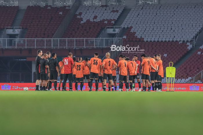 Skuat Persija Jakarta (skuad Persija Jakarta) sedang briefing jelang berlatih di Stadion Utama Gelora Bung Karno, Senayan, Jakarta, Sabtu (29/7/2023).