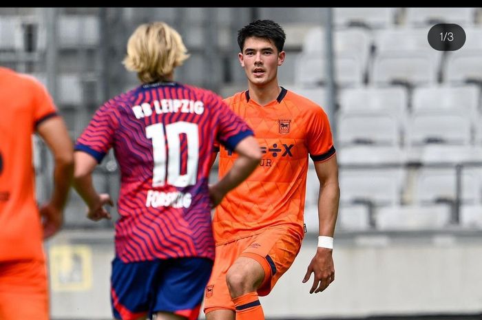 Elkan Baggott memperkuat Ipswich Town melawan RB Leipzig di Stadion Tivoli, Austria pada Jumat (28/7/2023).