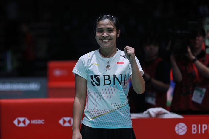 Pebulu tangkis tunggal putri Indonesia, Gregoria Mariska Tunjung,berpose setelah memastikan diri ke semifinal Japan Open 2023 di Yoyogi National Gymnasium, Jumat (28/7/2023).