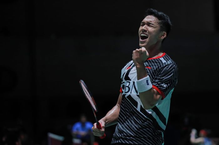 Pebulu tangkis tunggal putra Indonesia, Jonatan Christie, melakukan selebrasi setelah memastikan diri ke semifinal Japan Open 2023 di Yoyogi National Gymnasium, Jumat (28/7/2023).