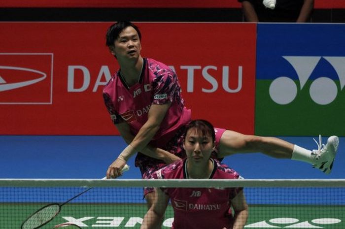 Pasangan ganda campuran Jepang, Yuta Watanabe/Arisa Higashino, pada final Japan Open 2023 di Yoyogi National Gymnasium. Minggu (30/7/2023).