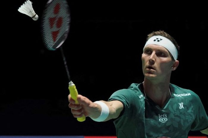 Pebulu tangkis tunggal putra Denmark, Viktor Axelsen, pada final Japan Open 2023 di Yoyogi National Gymnasium, Minggu (30/7/2023).