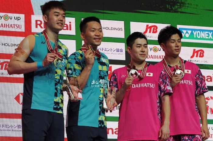 Pasangan ganda putra Taiwan, Lee Yang /Wang Chi-Lin, dan Takuro Hoki/Yugp Kobayashi di podium Japan Open 2023 di Yoyogi National Gymnasium, Minggu (30/7/2023).