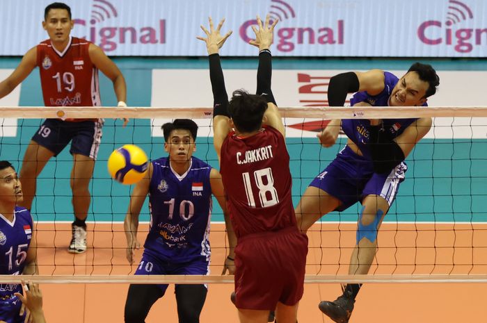 Tim voli putra Indonesia saat beraksi pada laga pamungkas melawan Thailand di SEA VLeague 2023 seri kedua, di Santa Rosa Multi-purpose Complex, Laguna, Filipina, Minggu (30/7/2023).