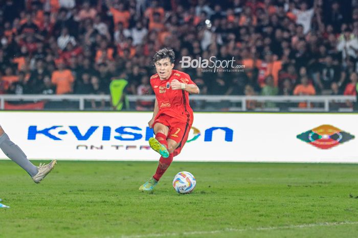 Ryo Matsumura sedang menendang bola dalam laga pekan kelima Liga 1 2023 antara Persija versus Persebaya di Stadion Utama Gelora Bung Karno, Senayan, Jakarta, Minggu (30/7/2023).