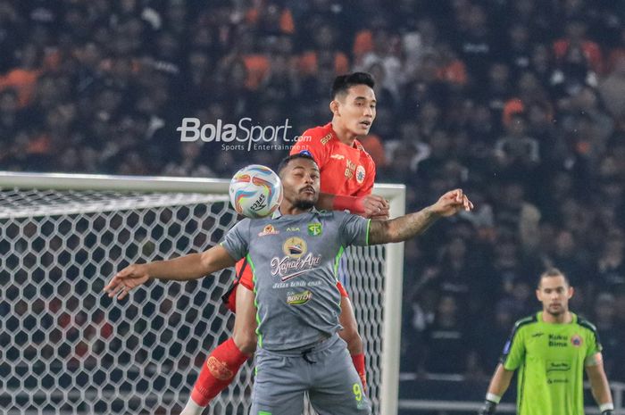 Rizky Ridho (kanan) sedang berduel udara dengan Paulo Victor (kiri) dalam laga pekan kelima Liga 1 2023 antara Persija versus Persebaya di Stadion Utama Gelora Bung Karno, Senayan, Jakarta, Minggu (30/7/2023).