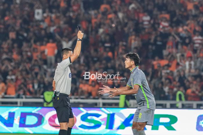 Arief Catur Pamungkas tampak terkejut seusai diberi kartu merah dalam laga pekan kelima Liga 1 2023 antara Persija versus Persebaya di Stadion Utama Gelora Bung Karno, Senayan, Jakarta, Minggu (30/7/2023).