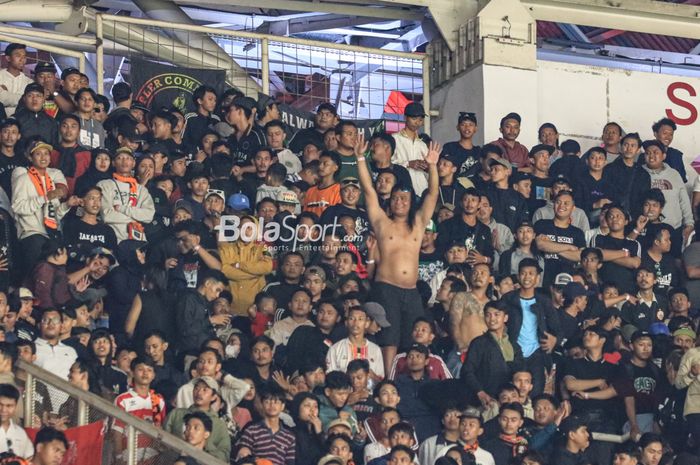 Suporter Persebaya, Bonek Mania, tampak hadir dengan pentolannya bernama Cak Tessy di Stadion Utama Gelora Bung Karno, Senayan, Jakarta, Minggu (30/7/2023).